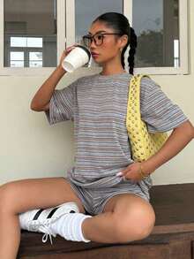 Conjunto de camiseta de manga corta y pantalones cortos de punto a rayas para mujer de estilo casual - Multicolor 2 - Ver 3