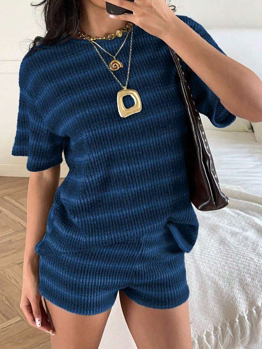 Conjunto de camiseta de manga corta y pantalones cortos de punto a rayas para mujer de estilo casual - Azul marino - Ver 1