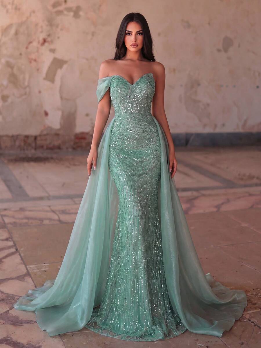 Faeriesty Robe de soirée sirène en satin sans bretelles élégante pour femmes - ornée de chaînes et de décorations de perles, avec étole transparente incluse. Convient pour un rendez-vous romantique de la Saint-Valentin, un mariage dans le désert et un gala de luxe - Turquoise - Voir 1