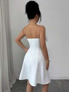 Vestido corto elegante para mujer con decoración de flores 3D en el escote - Blanco - Ver 2