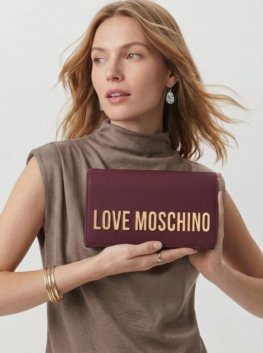 Love Moschino حقيبة كلاتش نسائية بطباعة شعار - كتابة باللون البنفسجي الداكن - عنابي اللون - مشاهدة 1
