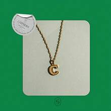 Clepsidra® Collar de mujer con letra inicial A-Z. Collar de acero inoxidable para damas, accesorios para mujer elegantes y resistentes, joyeria moderna y regalos para bodas, aniversarios. Necklace - R - Ver 6
