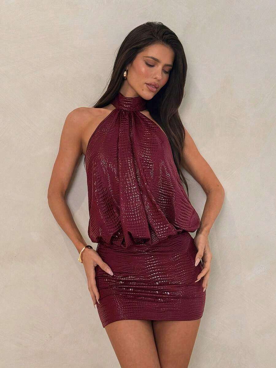 ICON Vestido mini ajustado con cuello alto, espalda descubierta y volantes - Burdeos - Ver 1