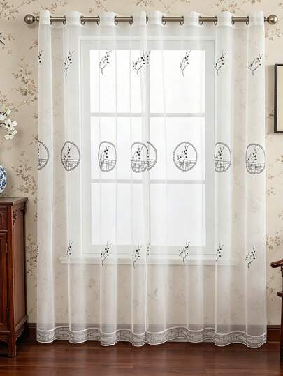 1 tấm rèm voan mỏng nhẹ thêu họa tiết, kiểu dáng sân vườn truyền thống Trung Quốc.