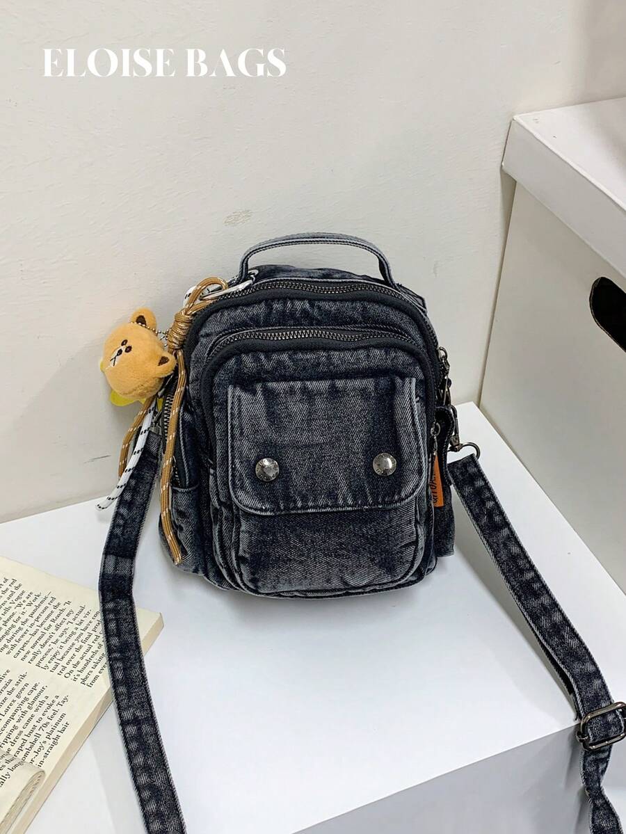 女款復古水洗牛仔迷你斜背包，多口袋休閒郵差包，附可愛娃娃吊飾，可調節肩帶輕量單肩包，復古做舊設計日常使用斜挎包