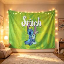 迪士尼 Lilo & Stitch 鮮綠色掛毯，眨眼史迪奇擁抱 Scrump 玩偶，印有 "Stitch" Logo 無孔背景布，適合派對、露營、居家裝飾、場景佈置與聚會展示 - 0 - 查看 1