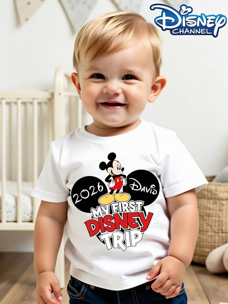 Disney's New Mickey Mouse 2026 First Trip To Disney Print - Children's Clothing Design, T-Shirt, For Everyday Outings, Casual And Cute, Comfortable And Loose, Suitable For Boys And Girls, Ideal For Parties And Playtime, Washable, Girls' Short-Sleeved Shirt, Gift, Clothing, Shirt, Patterned T-Shirt, Toddler Boy Clothes, Tops, Kids, Girls Clothing, Mommy And Daughter Matching Outfit. - trắng - Xem 1