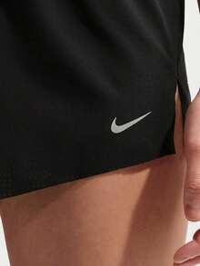 Nike Swift Breathe Dri-FIT 女款中腰跑步短裤（带内衬）IF1679-010 - 黑色 - 查看 4