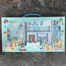 Bluey 6件套布鲁伊家庭宾果朋友文具套装（包括钢笔、尺子、卷笔刀、橡皮和笔记本），布鲁伊便携式文具套装礼盒，可爱卡通风格，派对小礼物，实用办公桌配件，理想的返校礼物，生日礼物，派对小礼物和奖励奖品，节日和派对用品 - A - 查看 10