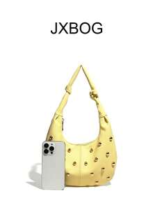 Tas Minimalis Warna Kuning Bentuk Bulan Sabit, Tas Komuter dengan Dekorasi Rivet Emas, Tas Bahu dengan Tali Simpul Rivet Emas, Tas Selempang Kulit Lembut Warna Kuning untuk Perjalanan Sehari-hari - Kuning - View 2