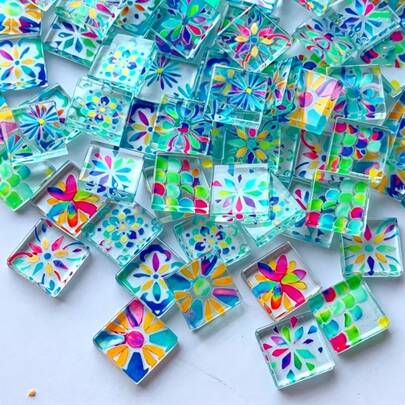 Gạch mosaic thủy tinh trong suốt cầu vồng 100g/200g, kích thước 2.3*2.3CM, các mảnh mosaic thủy tinh phun màu sắc sống động, vật liệu mosaic thủy tinh in họa tiết, giao hàng ngẫu nhiên, phối màu hiện đại phù hợp cho đồ thủ công DIY, mosaic tường ngoài trời sân vườn, trang trí nghệ thuật mosaic.
