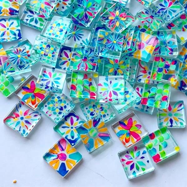 Gạch mosaic thủy tinh trong suốt cầu vồng 100g/200g, kích thước 2.3*2.3CM, các mảnh mosaic thủy tinh phun màu sắc sống động, vật liệu mosaic thủy tinh in họa tiết, giao hàng ngẫu nhiên, phối màu hiện đại phù hợp cho đồ thủ công DIY, mosaic tường ngoài trời sân vườn, trang trí nghệ thuật mosaic.
