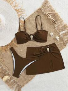 Swim Vcay Set de 3 piezas Conjunto de bikini de verano para mujer con top corto de tela de ganchillo con patrón de ola de color contrastante y decoración de metal, emparejado con Bottom de bikini de corte alto sólido en marrón y falda pareo asimétrica con decoración de metal, con tirantes desmontables, adecuado para vacaciones en la isla, de vacaciones, playa, en la piscina, ambiente relajado - Café integral - Ver 1