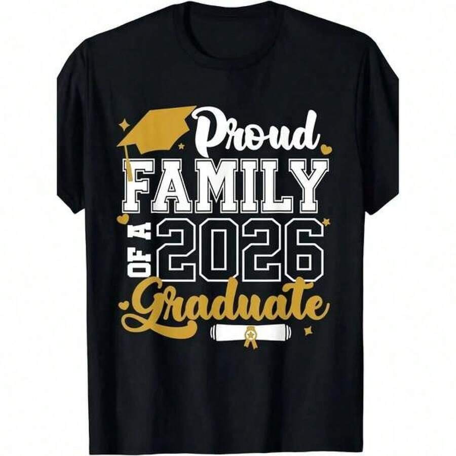 T-shirt för studenten 2026, Stolt familj till en student från 2026, T-shirt i samma stil för män och kvinnor, Sommar, Kortärmad, Tryckt, Ren 180G, Rund hals, Året runt, Vintage-stil, Normal passform, Storlek 2Y-10Y, S-XXXL, Kläder för barn, T-shirts för kvinnor, Kläder för män, Toppar för tonårskillar, Perfekt present till skolans sista dag och Miljöns dag, Fars dag, Passar till matchade kläder för föräldrar och barn. - Svart - Visa 1