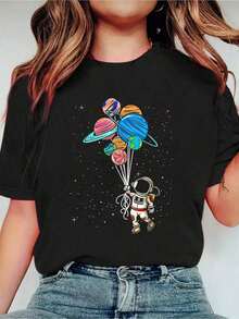 Camiseta con Estampado de Astronauta Sosteniendo Globos Planetarios para Niños y Niñas, Camiseta Casual de Cuello Redondo, Manga Corta, Estilo Deportivo, Ropa Casual Elegante/Estilo Urbano para Mujer - Negro - Ver 1