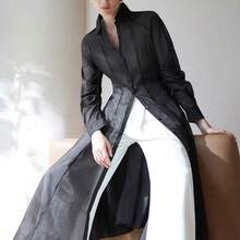 Camisa elegante y sexy de tela texturizada transparente, vestido camisa maxi con cuello en V, mangas de pétalo, manga larga, cintura ceñida y falda plisada y acampanada para mujeres - Negro - Ver 2