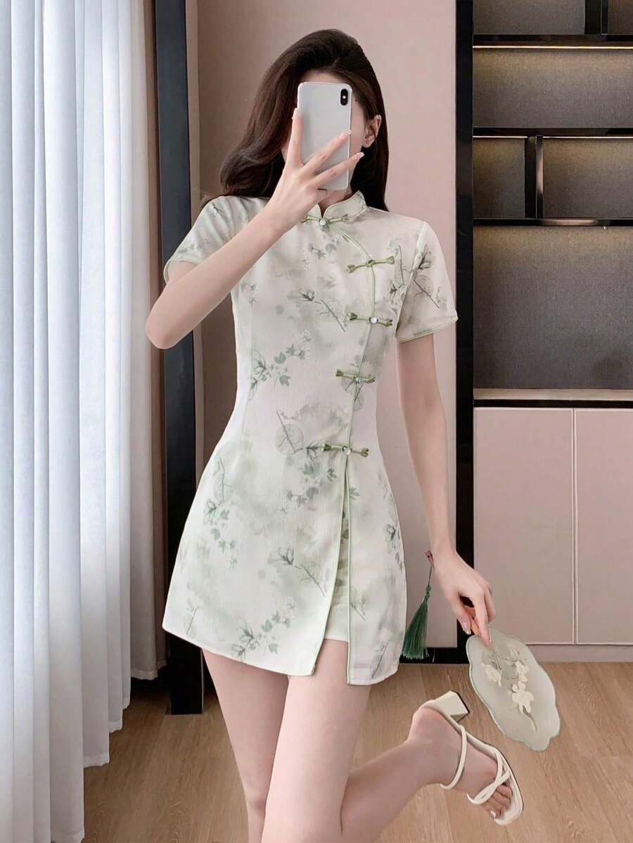 新中式淺綠色提花旗袍洋裝,女款修身短袖立領旗袍,附鈕扣與側開衩,度假夏季款 - 綠色 - 查看 1