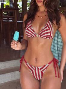 Bộ bikini nữ, đồ bơi 2 mảnh, vải dệt kim kẻ sọc, thiết kế ghép mảnh, áo tam giác, quần buộc dây bên hông, trang phục đi biển mùa hè gợi cảm. - Đỏ và trắng - Xem 3