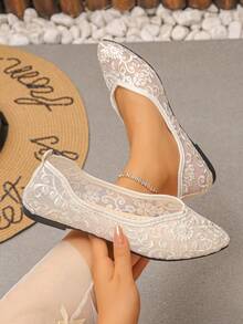 2026 Sommer Neue Damen Flache Schuhe aus Spitze und Mesh, atmungsaktive bestickte V-Ausschnitt Spitzschuh Slip-On Loafer, französischer Vintage Feenstil, weiche Sohle bequem und nicht ermüdend, fußschmeichelndes schlankes Design, elegante Damen Braut Brautjungfer Hochzeitschuhe, perfekt für Kleider, Pendeln und tägliches Tragen, Große Größen Damenschuhe, Ramadan Eid Al-Adha - Beige - Geschwungenes Blumenmuster - Übersicht 4