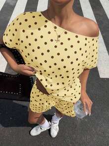Conjunto de dos piezas de camisa de manga corta asimétrica con estampado de luna y pantalones cortos para mujer de , ideal para vacaciones casuales de verano. - amarillo ganso - Ver 6