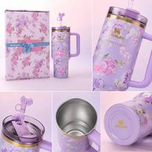 Stanley 1913 X LoveShackFancy 40oz Quencher H2.0 FlowState Insulated Tumbler - Floral Print Stainless Steel Vacuum Travel Mug With Lid & Straw, Cup Holder Compatible - 粉紅色-蝴蝶 - 查看 3