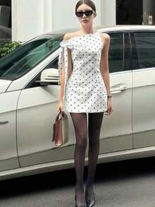 Vestido mini ajustado de estilo elegante con estampado de lunares, tirantes asimétricos y hombros al descubierto, primavera/verano en color blanco - Café integral - Ver 10