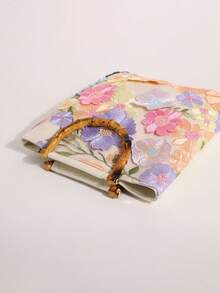 Un bolso de estilo de vacaciones de verano, con un color base beige, decorado con bordado floral 3D vibrante y un asa de bambú. Este bolso cuadrado está hecho de una mezcla de lino y lona, que encarna un encanto rústico encantador. Es el accesorio perfecto para vacaciones en el campo, fiestas de té en el jardín, picnics al aire libre, viajes a la playa y fotografía con temática floral. - Rosa - Ver 6