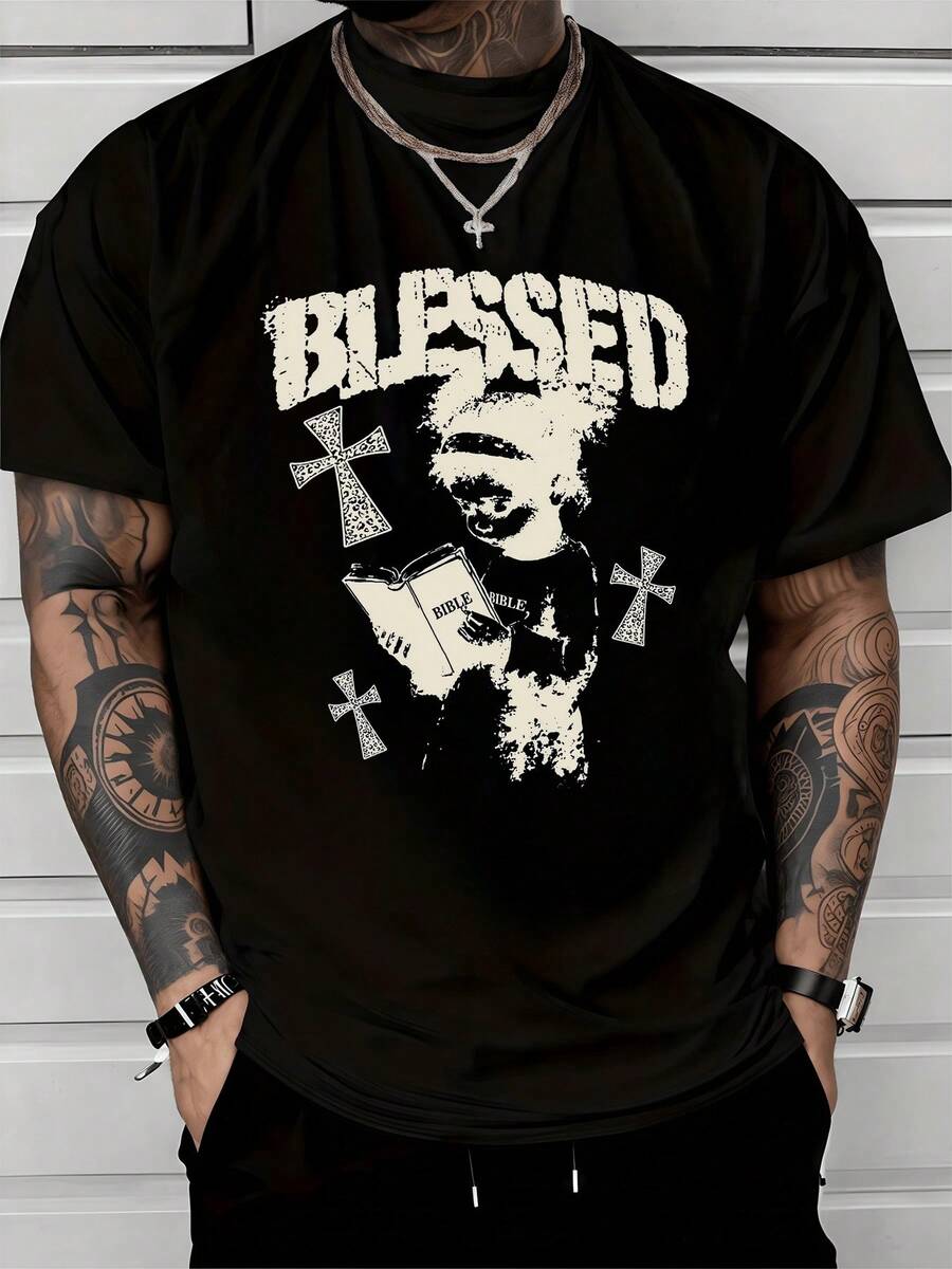 Cruz sagrada junto a un niño espiritual leyendo la Biblia con la palabra Blessed simboliza fe esperanza y protección divina reflejando un poder interior y conexión con lo celestial camiseta de hombre moderna para uso diario y ocasión casual - Negro - Ver 1