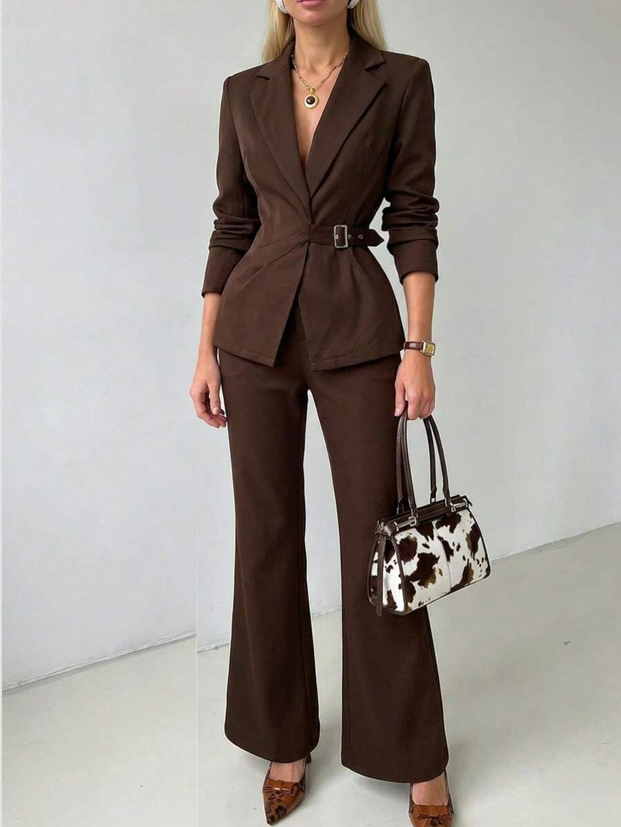 Bộ đồ nữ màu nâu, gồm áo blazer thắt eo và quần ống rộng, thích hợp cho các dịp công sở. - màu nâu - Xem 1