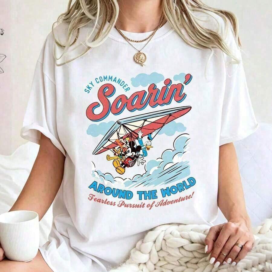 Retro Disney T-Shirt, Sky Commander Soarin' Around The World-- Disneys Disneyland Paris The Magic Kingdom Disneyesque The House Of Mouse Mickey Mouse Empire Modest Summer Outfits Take That T Shirt Summer Coord Tops For Women Summer Summer Clothes Women Summer Clothes Summer Tops Summer Tops Women Summer Co Ord Summer Top Summer Outfits White Top Black Top Holiday Outfits For Women Tops For Women Summer Holiday Gifts Valentine's Day Gifts Earth Day Gifts Oktoberfest Gifts Summer Bank Holiday Gifts - trắng - Xem 1