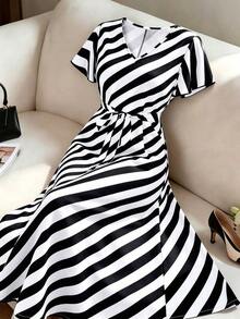 CURVE Vestido casual de talla con cuello en V a rayas, cintura con lazo, puños con volantes - Blanco y Negro - Ver 6