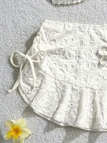 Swim Mod Set de 3 piezas: Top corto de tirantes finos, Bottom de triángulo con lazos laterales y minifalda con volantes y cordón - Blanco - Ver 6