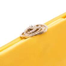 Authenticated Chanel PRE-OWNED Satin Crystal Camellia Evening Frame Clutch Bag - Màu vàng - Xem 4