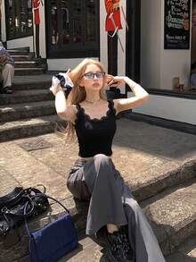 夏季新款涼感氛圍蕾絲飾邊內建胸墊貼身短版細肩帶背心上衣女款，外穿與疊穿休閒風 - 黑色 - 查看 3