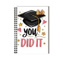 Cahier à spirale exclusif de 100 pages pour la saison de remise des diplômes, décoré d'un mortier de graduation, d'étoiles et d'éléments en forme de cœur, accompagné du texte "Vous l'avez fait", rempli de sentiments de cérémonie. Convient pour le travail, les études, la prise de notes, l'écriture de journal intime, la planification quotidienne et fait également un cadeau de remise des diplômes ou d'anniversaire réfléchi. - B - Voir 3