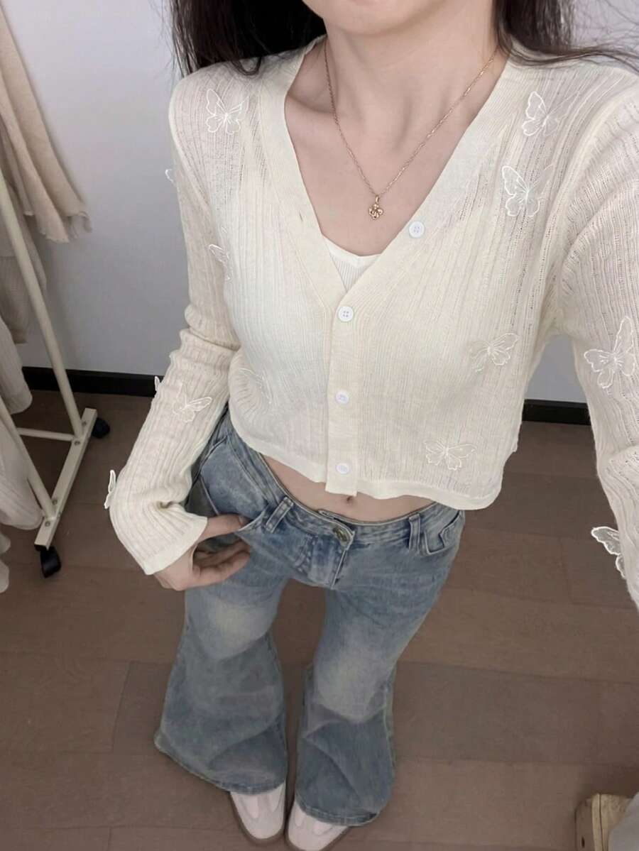 Áo khoác cardigan nữ màu trắng dáng ngắn, cổ chữ V, tay dài, điểm xuyết họa tiết bướm tinh tế. - trắng - Xem 1
