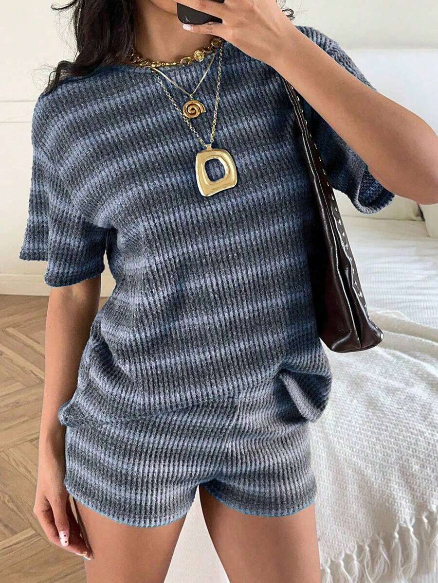 Conjunto de camiseta de manga corta y pantalones cortos de punto a rayas para mujer de estilo casual - Azul - Ver 1