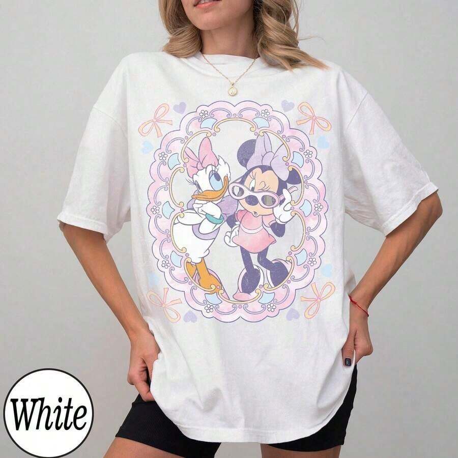Disney Women's T-Shirt 1PC Licensed "Coquette Pastel Framed Minnie Mouse & Daisy Duck Best Friends" Cartoon Printed Oversized T‑Shirt, Short Sleeve Tee For Disney Travel, Vacations & Theme Parks. 2026 New Style, Ideal For Besties & Family Matching Outfits, Unisex For All Ages. High‑Quality Cotton Fabric, Soft & Breathable. Sweet Pastel‑Toned Floral, Bow And Heart Border Design, Perfect For Disney Girls Trip And Best Friend Matching Outfits. - trắng - Xem 1