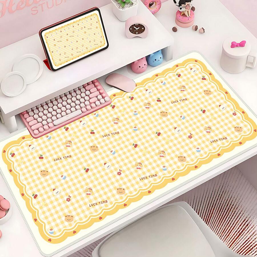 Alfombrilla de ratón de juego linda, tapete de escritorio estético con patrón de tablero de ajedrez amarillo, alfombrilla larga para teclado con borde ondulado, base de goma antideslizante, protector de escritorio impermeable, decoración de escritorio para portátil, oso lindo, momento de suerte - Ver 1