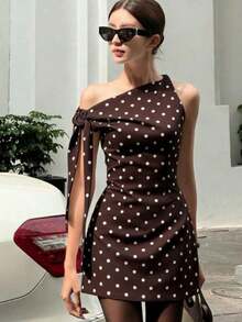 Vestido mini ajustado de estilo elegante con estampado de lunares, tirantes asimétricos y hombros al descubierto, primavera/verano en color blanco - Café integral - Ver 2