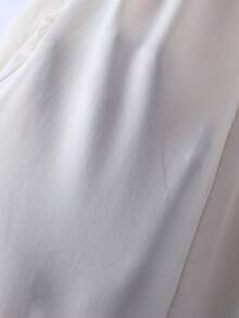 Floreya 春夏輕盈優雅日常老錢風法式長袖女款洋裝，優雅方領褶皺腰線修身A字版型洋裝 - 杏色 - 查看 10