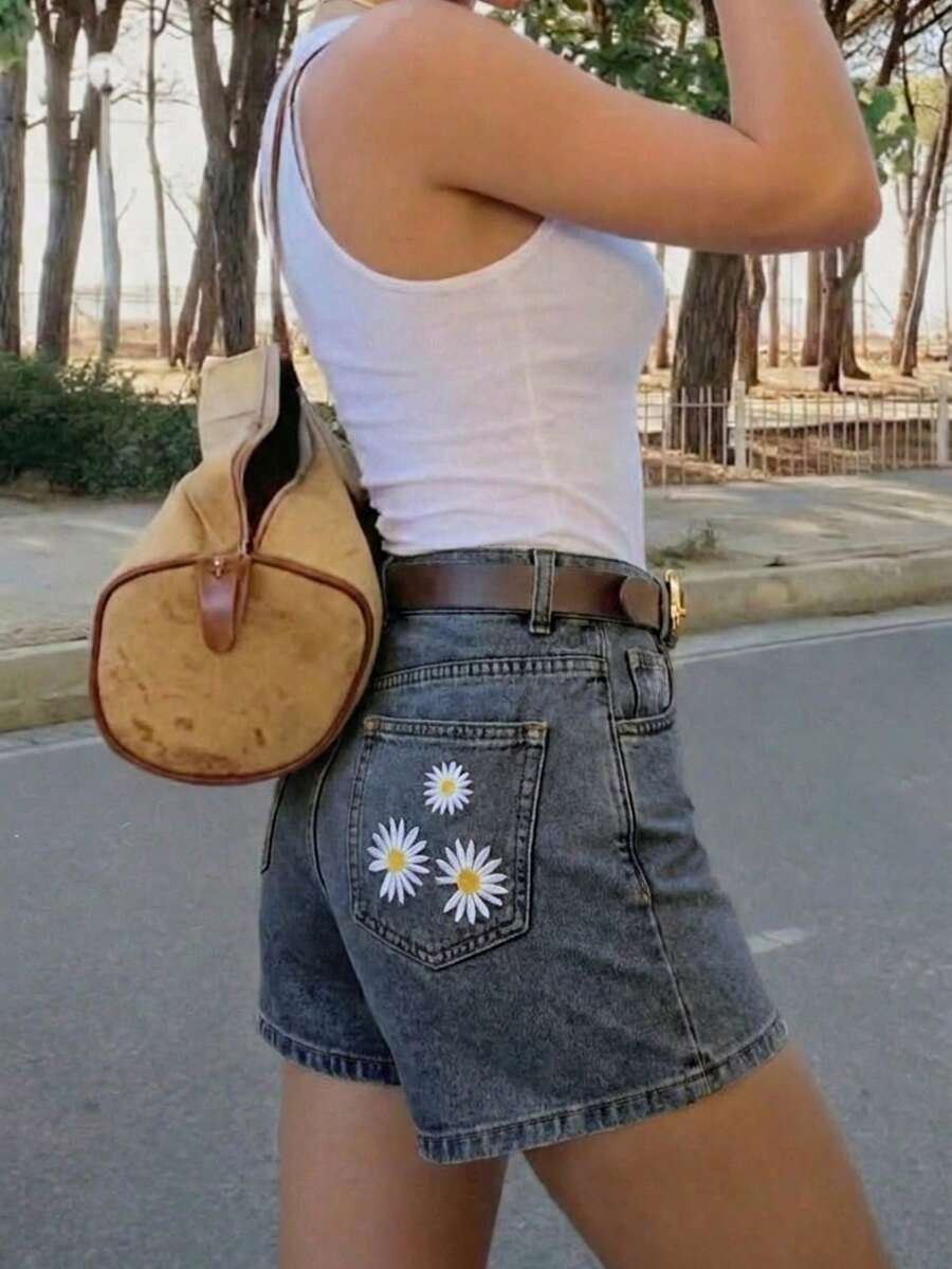 女款休閒雛菊刺繡水洗牛仔短褲，適合夏季穿著