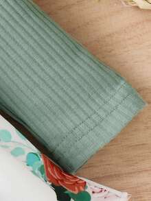 Mono de bebé niña para primavera y otoño, con estampado floral acanalado, volantes y manga larga, además de diadema con lazo. - tinta verde - Ver 1