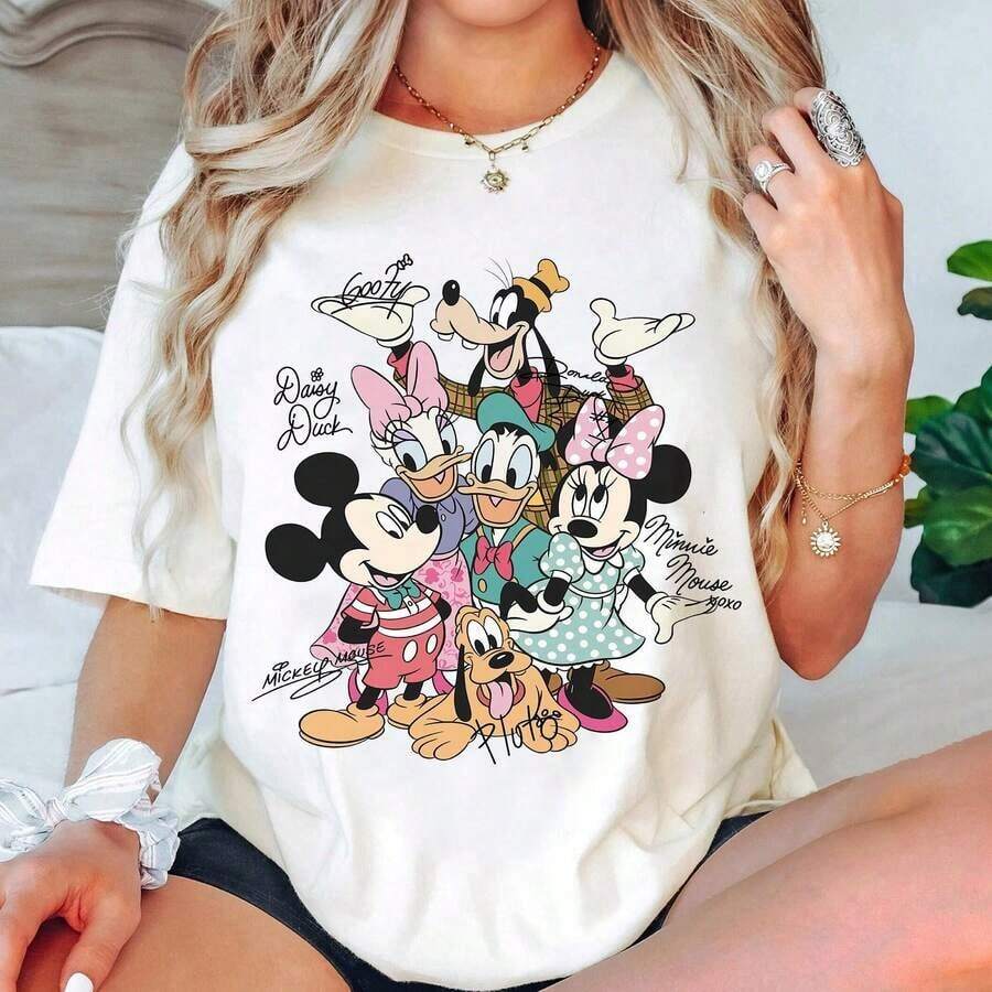 Camiseta de mujer de Disney "Retrato grupal de Mickey Vintage, Minnie, Donald, Daisy, Goofy y Pluto con firmas a mano" Camiseta oversize estampada con dibujos animados, de manga corta, ideal para viajes, vacaciones y parques temáticos de Disney. Nuevo estilo 2026, perfecto para salidas familiares y conjuntos a juego, unisex para todas las edades. Tela de algodón de alta calidad, suave y transpirable. Diseño retro clásico de personajes con estampados con estilo de autógrafo, regalo perfecto para fans de Disney y atuendos para viajes familiares. - Blanco - Ver 1