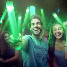 102 Varitas de Espuma LED Luminosas, Bastones de Rally, Varitas Luminosas Intermitentes para Fiestas, Varitas de Espuma LED Luminosas Intermitentes para Espectáculos, Fiestas de DJ, Bodas, Cumpleaños, Navidad, Halloween, Eventos y Festivales - Verde - Ver 5
