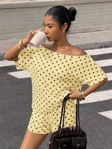 Conjunto de dos piezas de camisa de manga corta asimétrica con estampado de luna y pantalones cortos para mujer de , ideal para vacaciones casuales de verano. - amarillo ganso - Ver 10