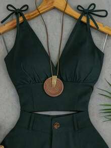 Conjunto informal de mujer con camiseta de tirantes con pliegues y nudo en el hombro, y pantalones cortos de unicolor - Verde Oscuro - Ver 5