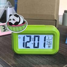 Novo Relógio Despertador Eletrônico com Luz Noturna e Modo Silencioso, Relógio Despertador Inteligente, Relógio Despertador Multifuncional Barulhento (Temperatura, Data, Semana), Companheiro de Mesa de Escritório e Quarto, Relógio Despertador Decorativo, Acompanha Adesivos Decorativos de Panda Aleatórios, Adequado para Mesa, Presente de Festa, Presente de Aniversário Ideal, Aplicável a Múltiplos Cenários. - A - Visão 5
