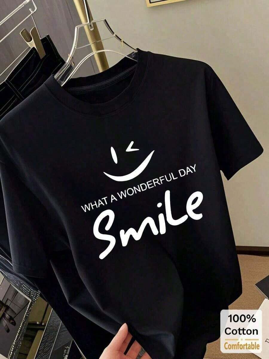 Camiseta de manga corta de longitud media, estilo oversize, con estampado de letras divertidas y cara sonriente, top casual a la moda para mujer, color blanco, para verano, 100% algodón. - Negro - Ver 1