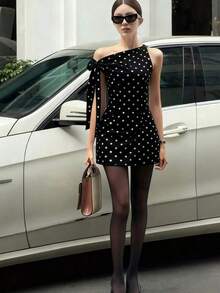 Vestido mini ajustado con estampado de lunares asimétrico y tirantes, elegante negro para primavera/verano - Negro - Ver 7
